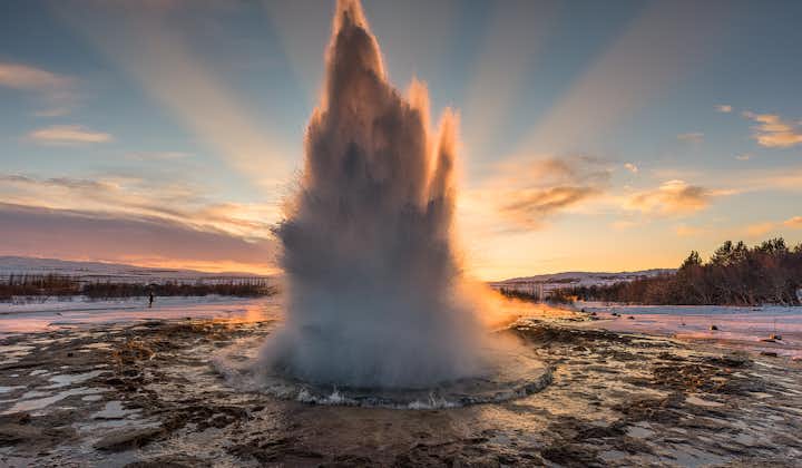 Fotografiere den Moment, in dem die heiße Quelle Strokkur im Geothermalgebiet Geysir ausbricht.