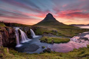 Eines der Kronjuwelen der Halbinsel Snaefellsnes ist der fotogene Berg Kirkjufell - besonders unter den zauberhaften Farben der Mitternachtssonne.
