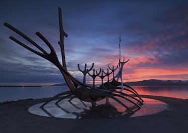 Die Skulptur Sun Voyager bei Sonnenuntergang. Dieses großartige Kunstwerk steht neben der Konzerthalle Harpa mitten in Reykjavík.