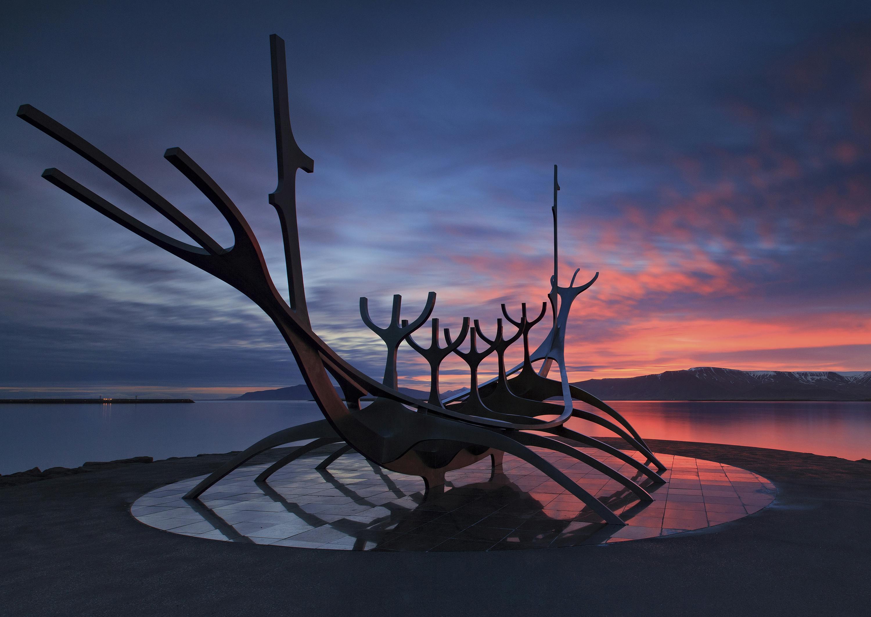 Die Skulptur Sun Voyager bei Sonnenuntergang. Dieses großartige Kunstwerk steht neben der Konzerthalle Harpa mitten in Reykjavík.
