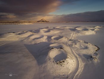 La Cascada de Goðafoss toma la apariencia de un monstruo congelado en el invierno.