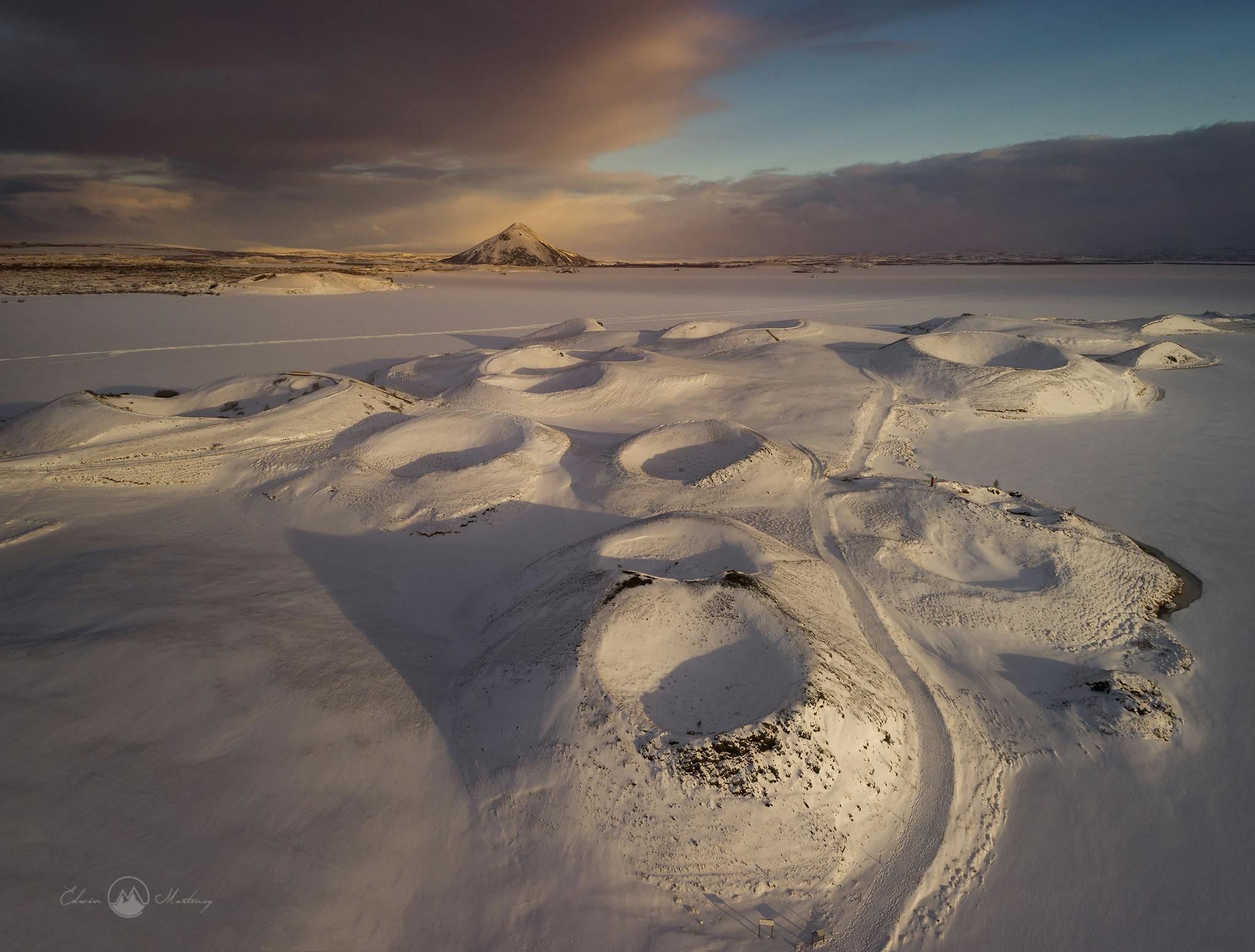 ประเทศไอซ์แลนด์ในช่วงฤดูหนาวถูกปกคลุมด้วยหิมะและน้ำแข็ง ทำให้ที่นี่เป็นสถานที่ที่เหมาะกับการถ่ายภาพสถานที่มาก.