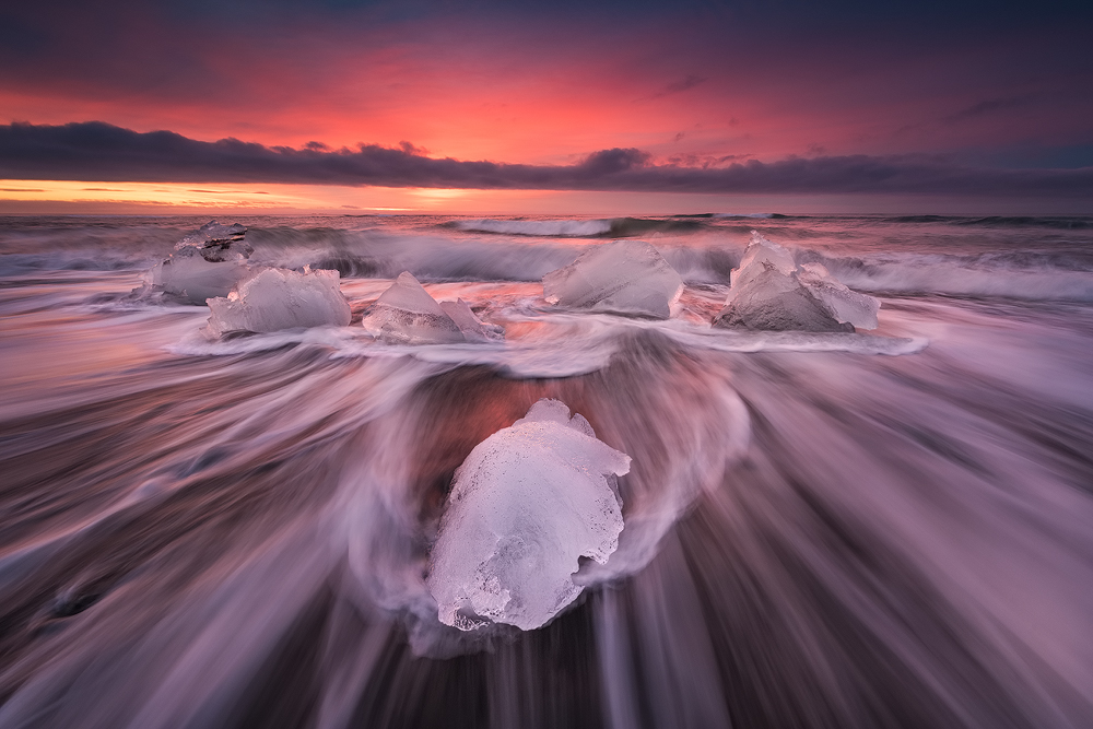 Icebergs scintillants comme des diamants sur une plage de sable noir près de la lagune glaciaire de Jökulsárlón.