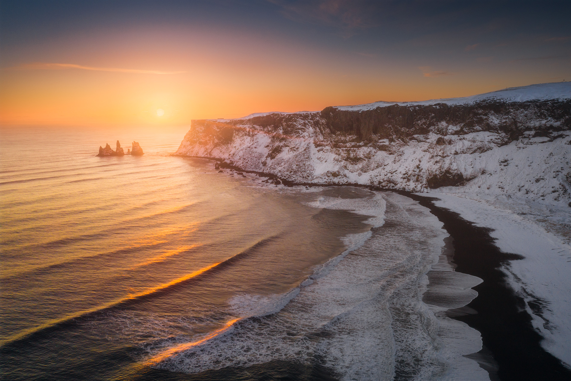 พระอาทิตย์ตกเหนือชายฝั่งทางใต้ที่สวยงามของไอซ์แลนด์.