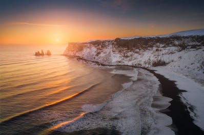 Il sole che tramonta sulla costa meridionale dell'Islanda.