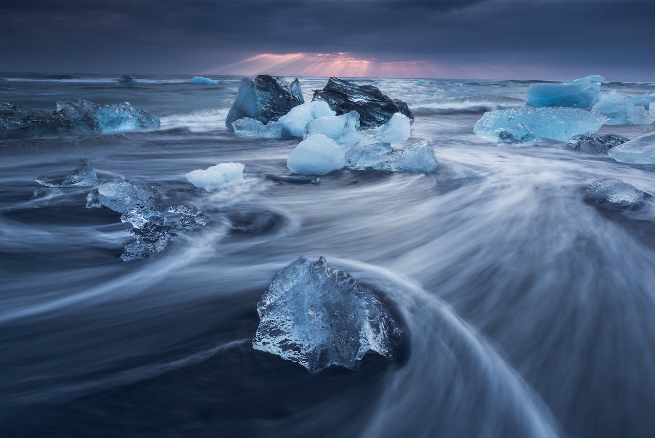 Cientos de icebergs abandonan la laguna glaciar de Jökulsárlón.