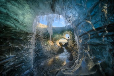 Einen Besuch in einer faszinierenden blauen Eishöhle wirst du dein Leben lang nicht vergessen.