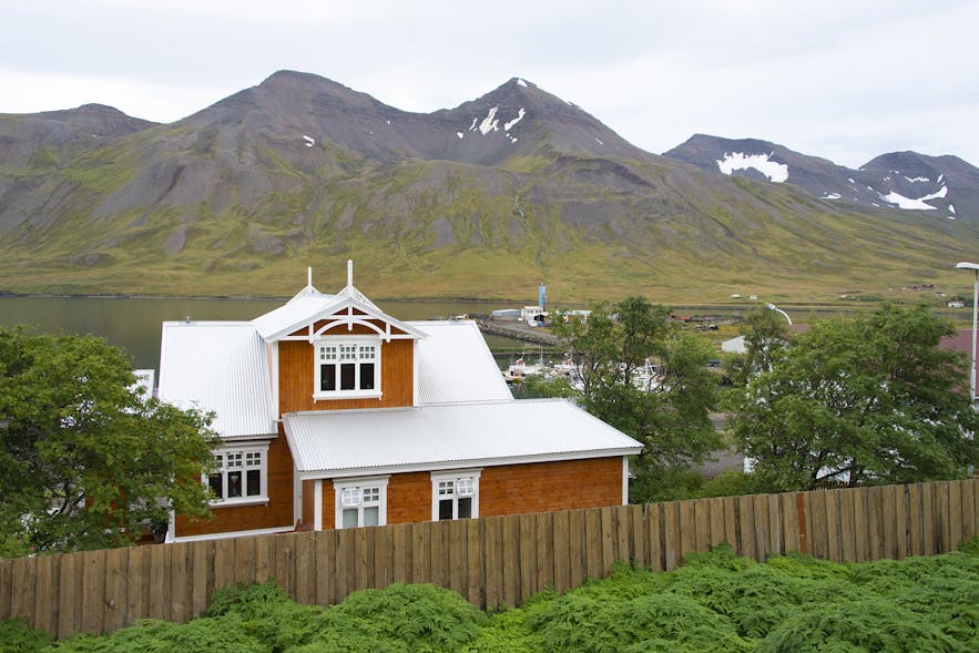 The old houses and the fjord are of interest to photographers