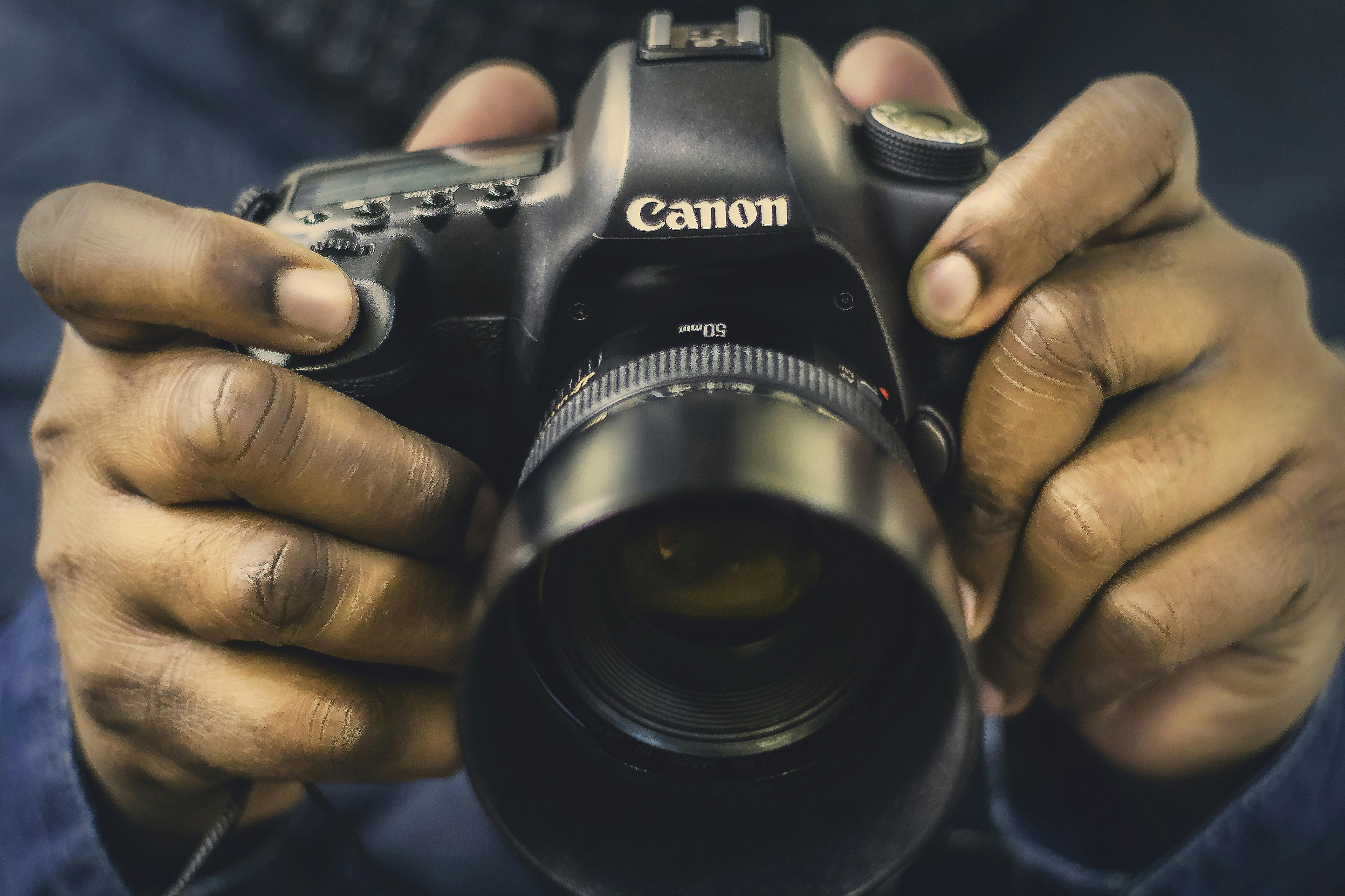 az ember keze digitális fényképezőgépet tart - kamerák típusai | digitális