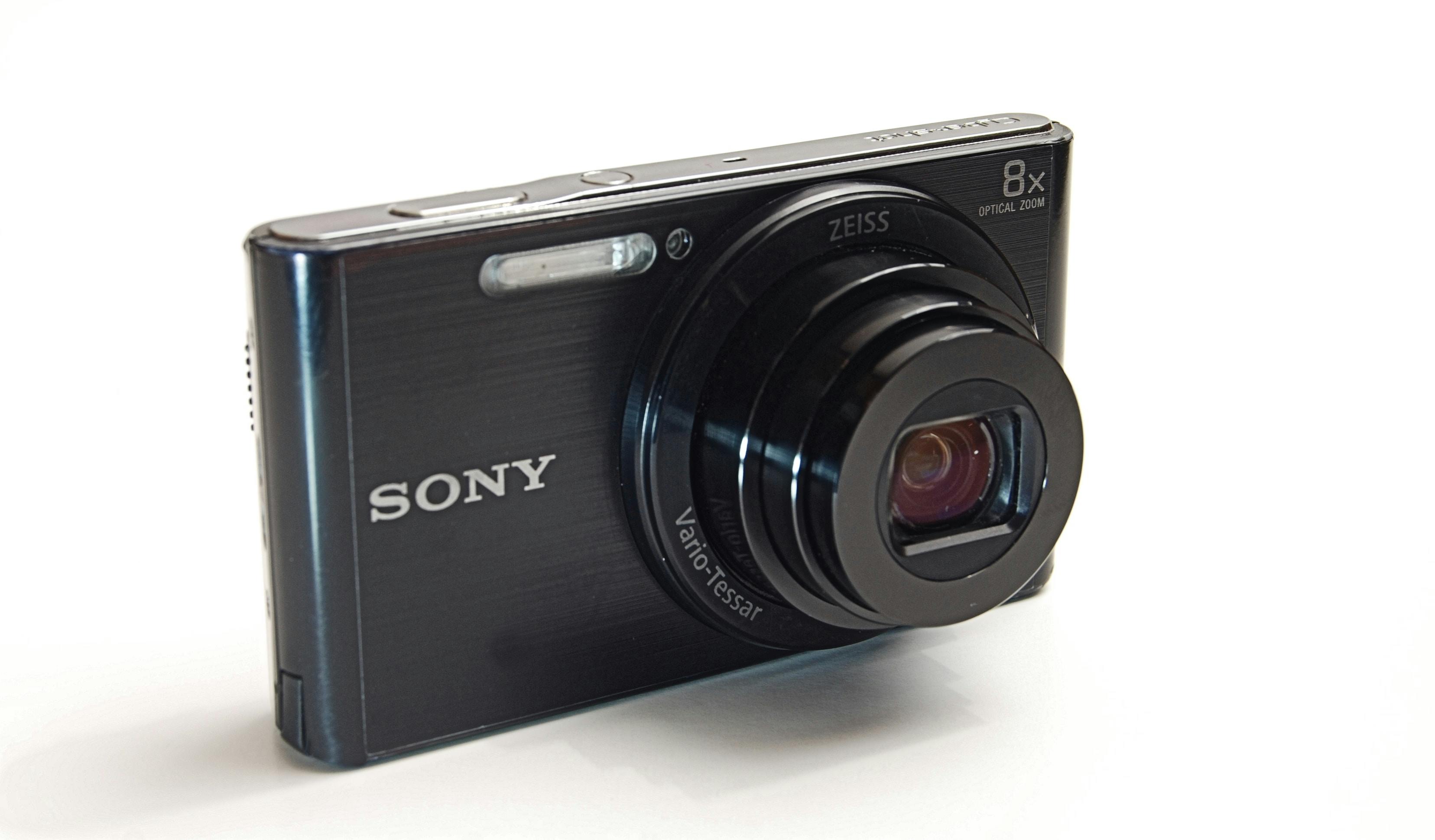 een compactcamera in een wit gebied - soorten camera ' s / digitaal