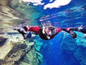 Snorkeling nella faglia di Silfra in muta stagna