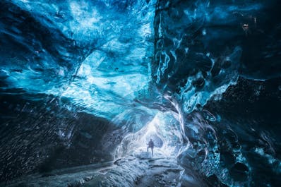 바트나요쿨 국립공원의 푸른 얼음동굴에 화려한 태양 빛이 인사를 왔네요!