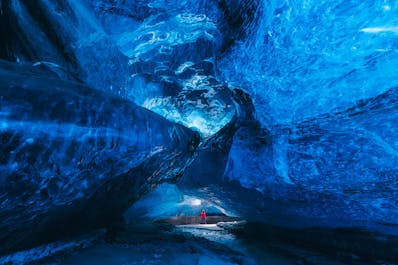 Ein natürlich geformter Eistunnel in einem von Islands gigantischen Gletschern.
