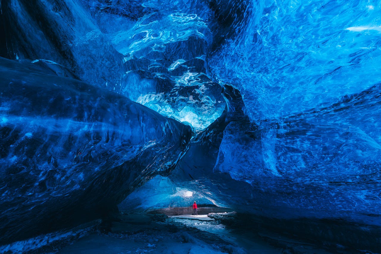아이슬란드의 거대한 빙하에 자연의 힘으로 형성된 아름다운 얼음터널