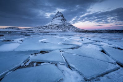 Покрытая снегом Исландия превращается в зимнюю страну чудес.