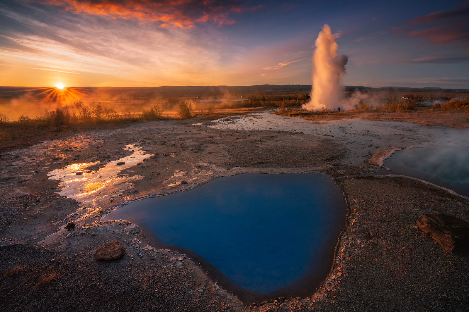 In der Geothermalregion Geysir wirst du voller Spannung auf den nächsten Ausbruch des Geysirs Strokkur warten.