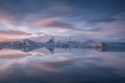 Eine Mietwagenreise gibt dir die Freiheit, die Eisberge in der Gletscherlagune Jökulsarlon so lange zu beobachten, wie du willst