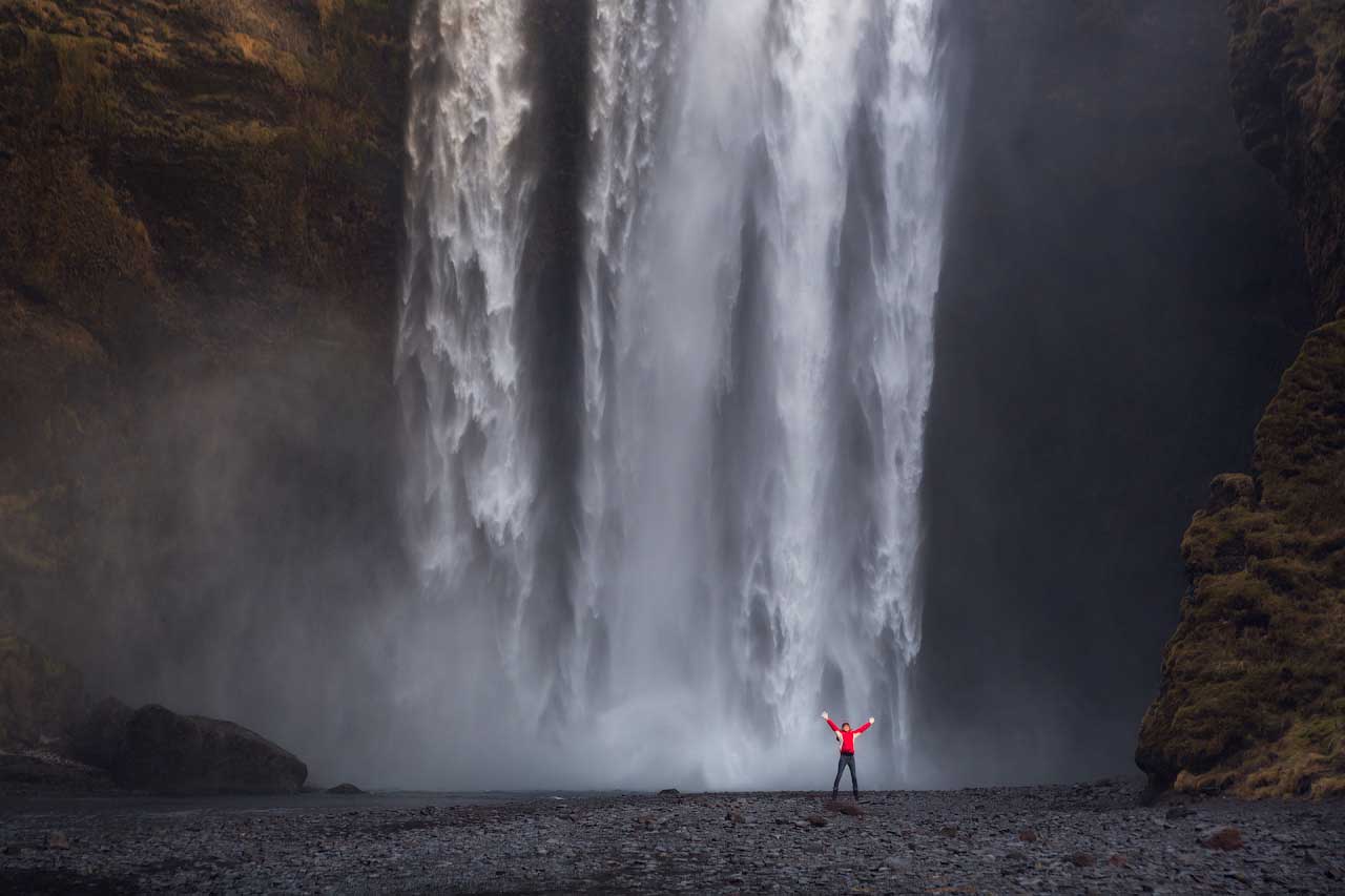 Ein Weg führt um den Wasserfall Seljalandsfoss an der Südküste und du kannst hinter den Wasserfall gehen, wenn er nicht rutschig und die Bedingungen ungefährlich sind.