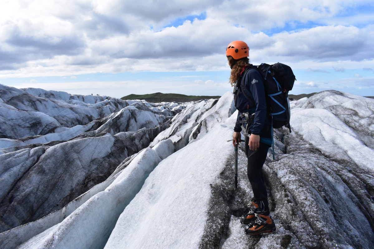 Экспедиция исландия. Исландия туризм. Леднику falljökull. Фото на леднике девушки. Экипировка для поездки в Исландию.