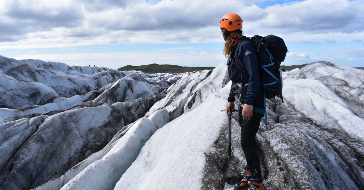 Экспедиция исландия. Исландия туризм. Леднику falljökull. Фото на леднике девушки. Экипировка для поездки в Исландию.