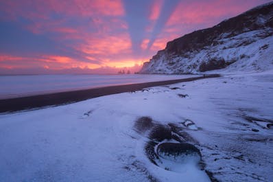 흰 눈으로 덮인 아이슬란드의 레이니스퍄라 해변과 레이니스팔산!