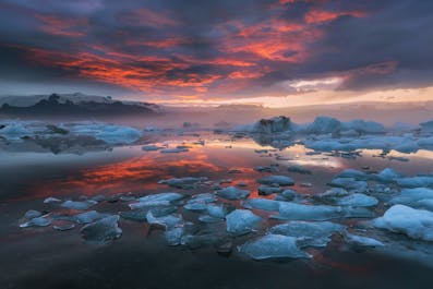 Unter dem Vatnajökull-Gletscher befindet sich ein ganzes Netz aus Eishöhlen und einige glückliche Islandreisende haben im Winter die Chance, sie zu erkunden.