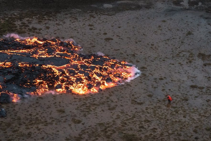 A photographer captures the creeping lava field of Geldingadalur.
